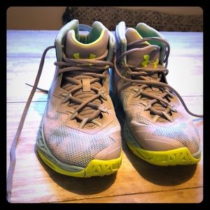 Girls size 5 basketball shoes